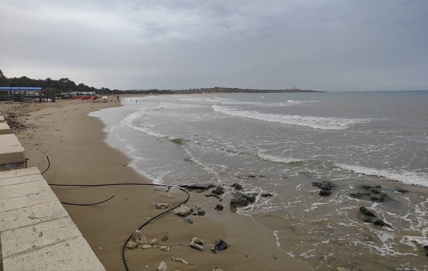 L’erosione colpisce la spiaggia di Sampieri. Allarme per la stagione estiva alle porte