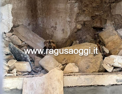 Tombe crollate e resti umani a vista: immagini choc al cimitero di Modica, c’è anche un teschio