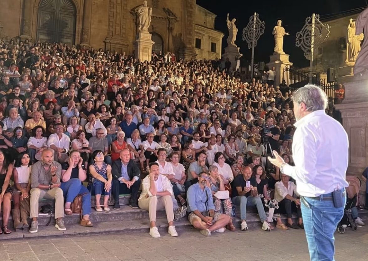 Iniziato festival letterario “Scenari” con Carrere, Bruni Tedeschi e Ranucci. Il conduttore di Report: “Devi conoscere il falso, se vuoi praticare il vero”