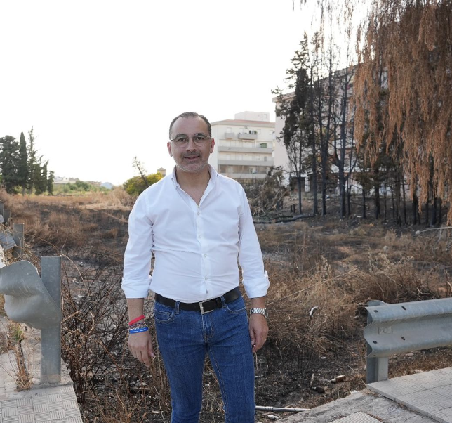 Incendio a Viale Europa a Vittoria. L’allarme dei residenti: «Nessuna bonifica dopo il rogo, il rischio resta alto»