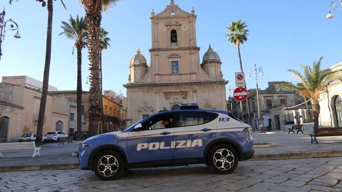 A Vittoria un furto ripreso dalle telecamere in un negozio: identificato uno dei responsabili