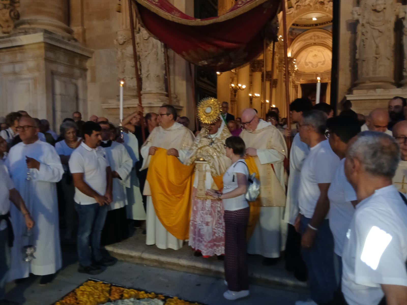 Corpus Domini a Ragusa. Il Vescovo: «Dall’altare alla strada, l’Eucaristia è comunione e fraternità»