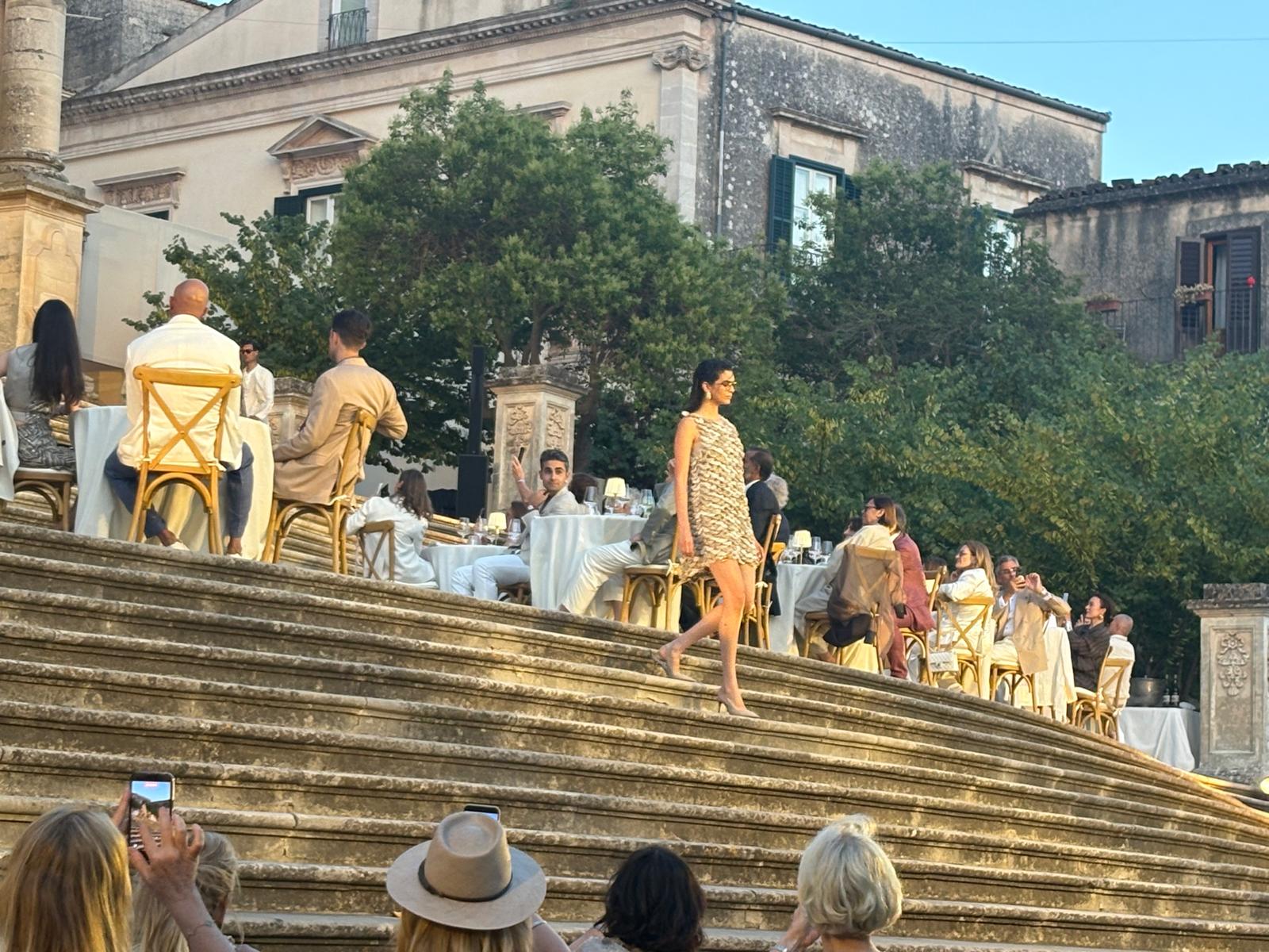 Modica capitale della moda internazionale: Brunello Cucinelli incanta il mondo tra barocco, eccellenze locali e sapori siciliani. Ospiti conquistati dalla “scaccia”. FOTO GALLERY