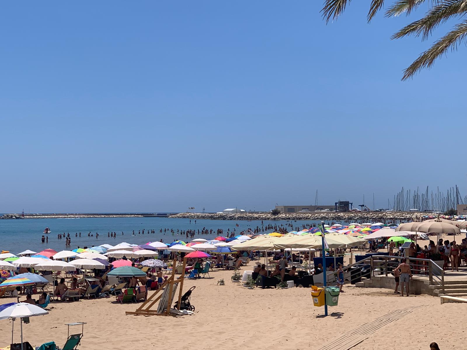 Marina di Ragusa con boom di presenze nell’ultima domenica di giugno: spiagge piene ma attenti alle meduse