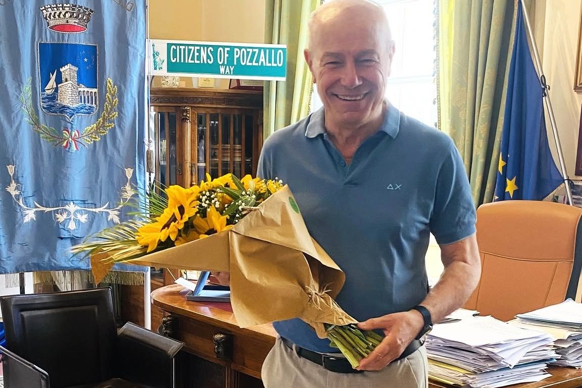 Pozzallo riabbraccia il sindaco Ammatuna: torta, girasoli e tanti messaggi di affetto per il suo ritorno al Comune