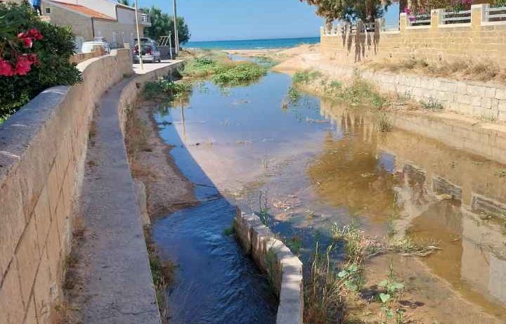 Sversamento sospetto a Donnalucata: la foce del Fosso di Guardia diventa un caso