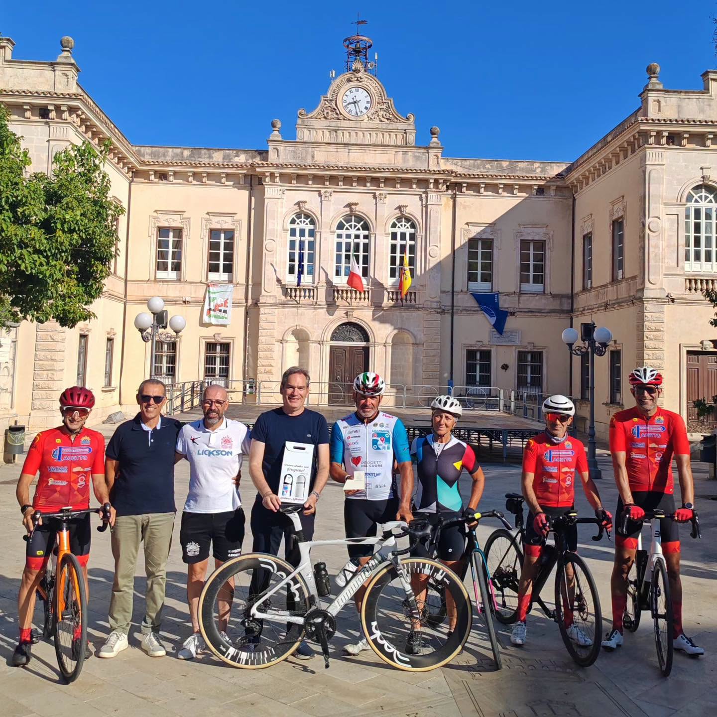 Pozzallo abbraccia Andrea Devincenzi: emozioni, sport e inclusione nella tappa siciliana del Tour “Cielo, Terra, Acqua e Fuoco”