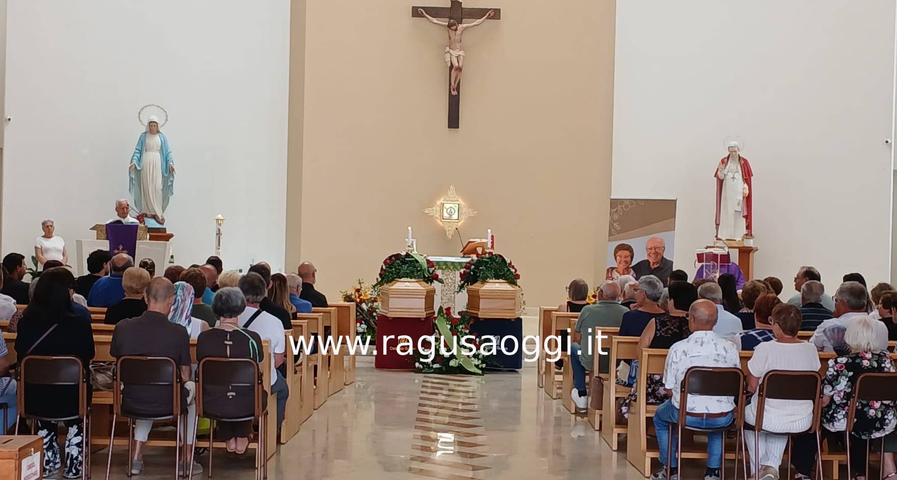 L’ultimo abbraccio di Ragusa a Giorgio e Pina: “Si sono voluti bene fino alla fine”