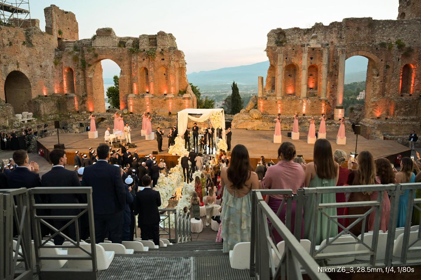 Taormina si ferma per un matrimonio da sogno: il Teatro Greco cuore di una giornata speciale
