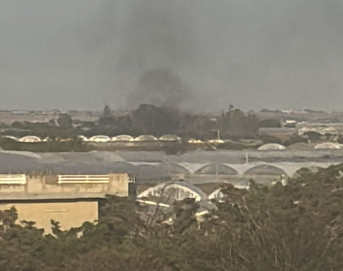 Incendio in un vivaio: a fuoco contenitori in polistirolo. Alta colonna di fumo e danni