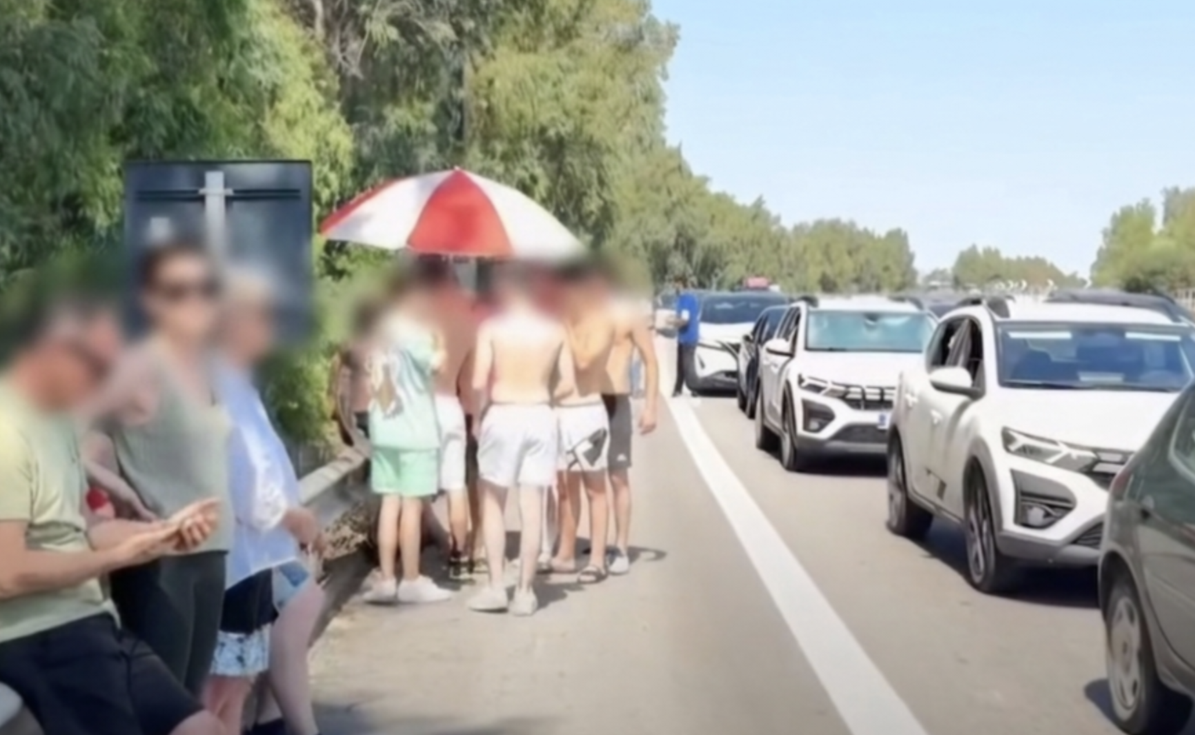 A18 nel caos: code chilometriche e automobilisti sotto il sole con gli ombrelloni. Scatta la protesta