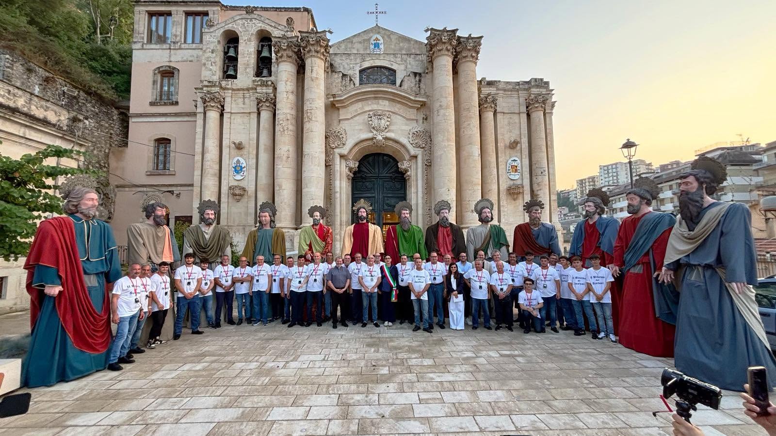 I Santoni tornano a sfilare: Modica rivive una delle tradizioni più antiche della festa di San Pietro. Ecco come vederli