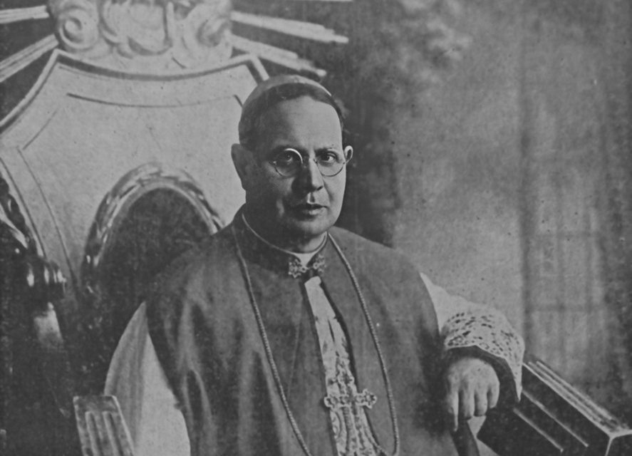 Non lasciò mai i suoi fedeli: il libro che racconta la vita eroica di monsignor Ricca