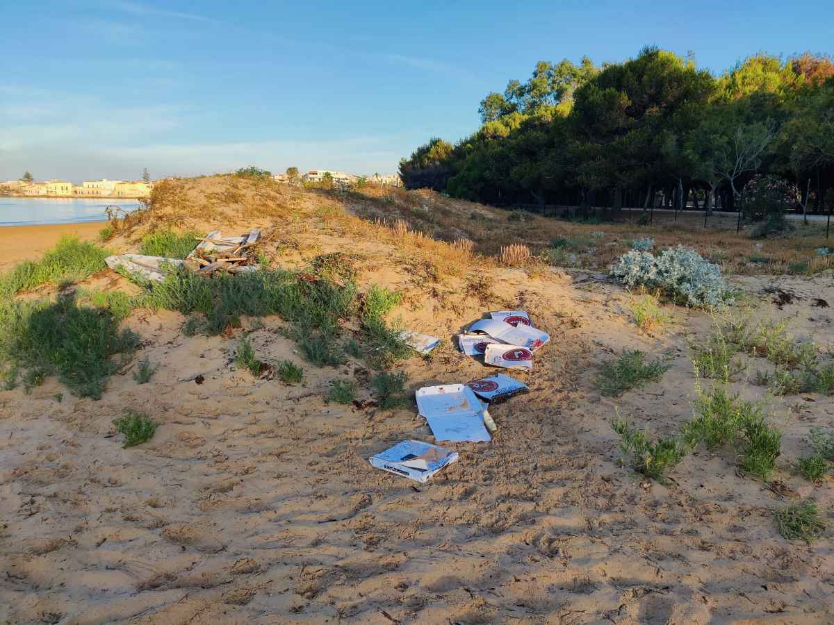 Sampieri sfregiata dagli incivili: spiaggia e dune sommerse dai rifiuti