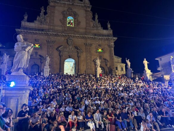 Scenari 2026 entra nel vivo: Modica accoglie Iaia Forte, Csaba dalla Zorza, Gentiloni e Iacchetti