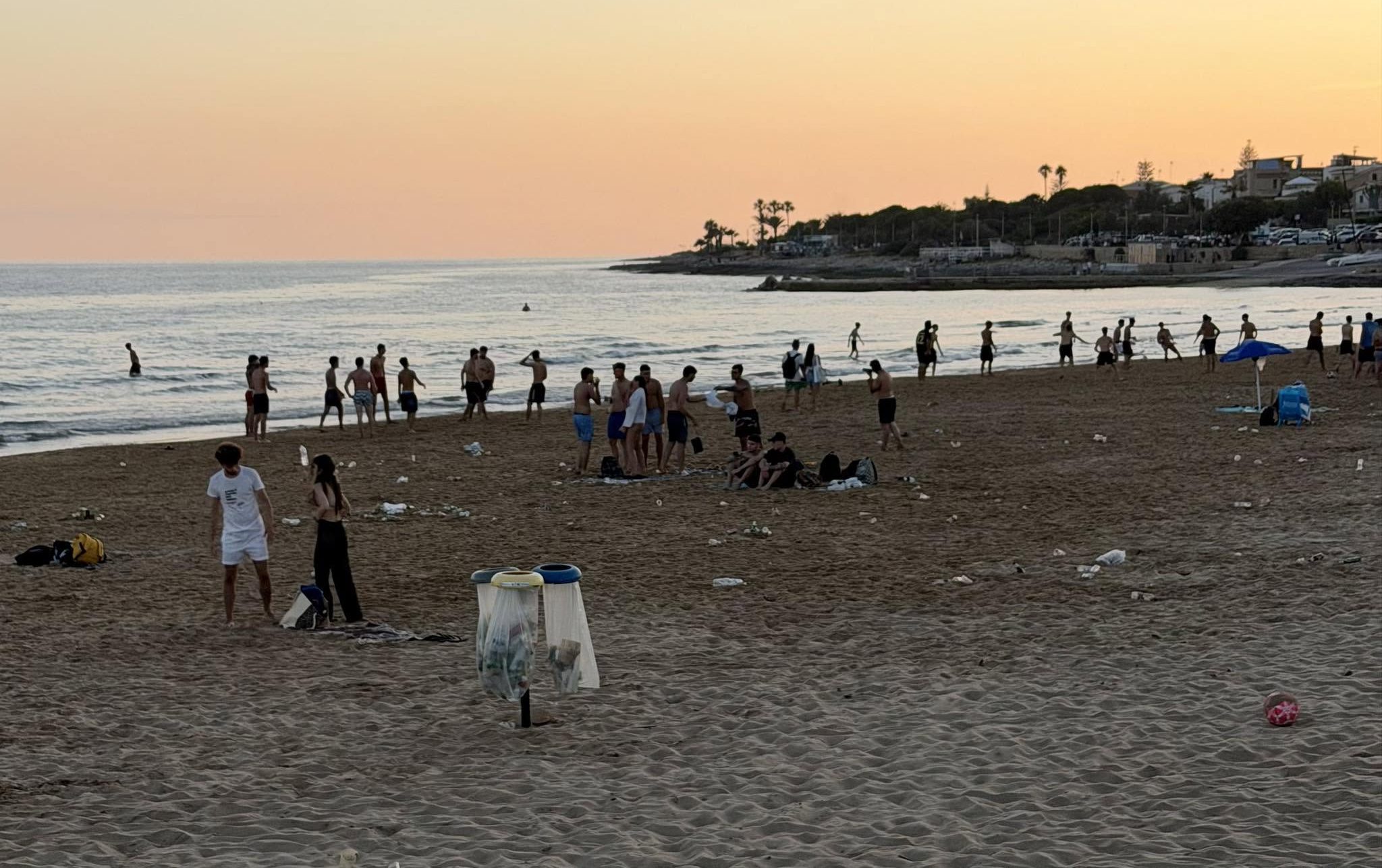 Spiagge sporche e inciviltà diffusa da Marina di Modica a Sampieri: siamo davvero tutti più maleducati?