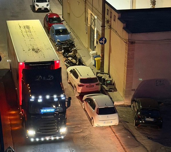 A Comiso i tir entrano nel centro abitato: la protesta dei residenti di via Lagrange, via Righi e via San Biagio