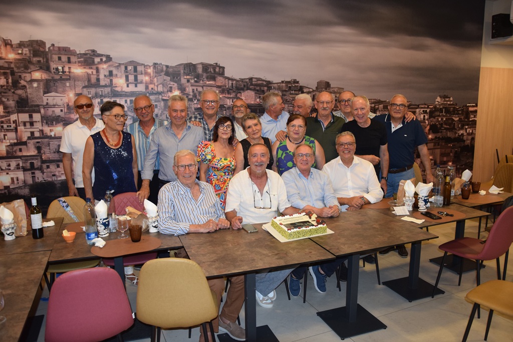La campanella suona ancora: gli ex della V B del “Galilei” di Modica festeggiano i 50 anni dal diploma