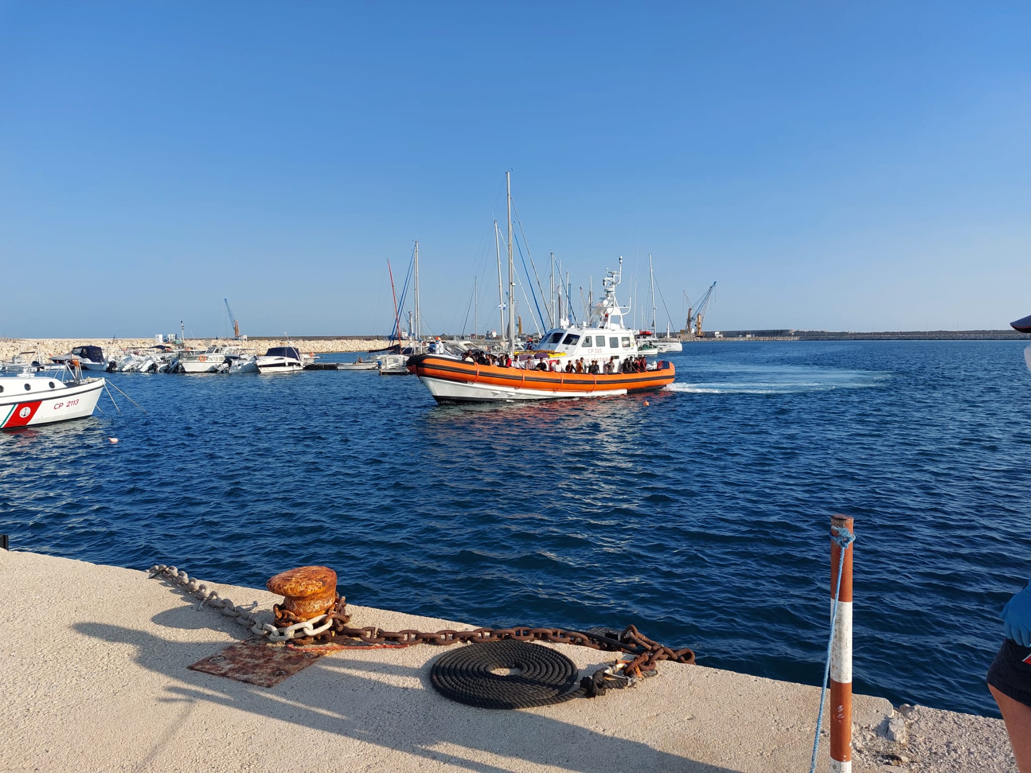 Sbarco a Pozzallo per 22 persone salvate da Guardia costiera