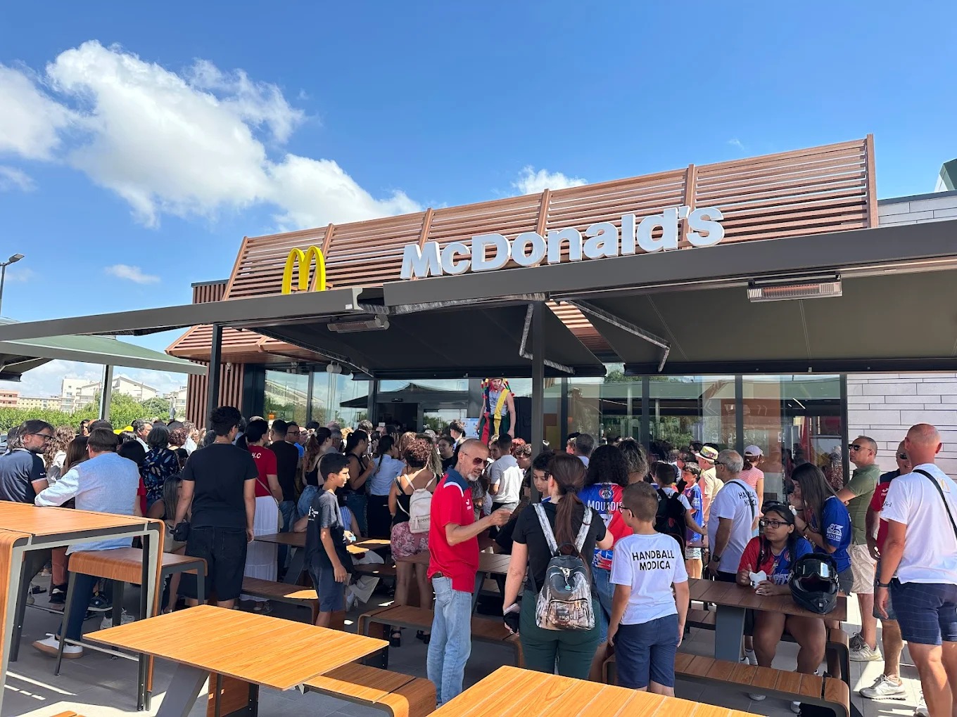 Modica ritrova McDonald’s: parcheggio pieno e tanta curiosità nel giorno dell’apertura