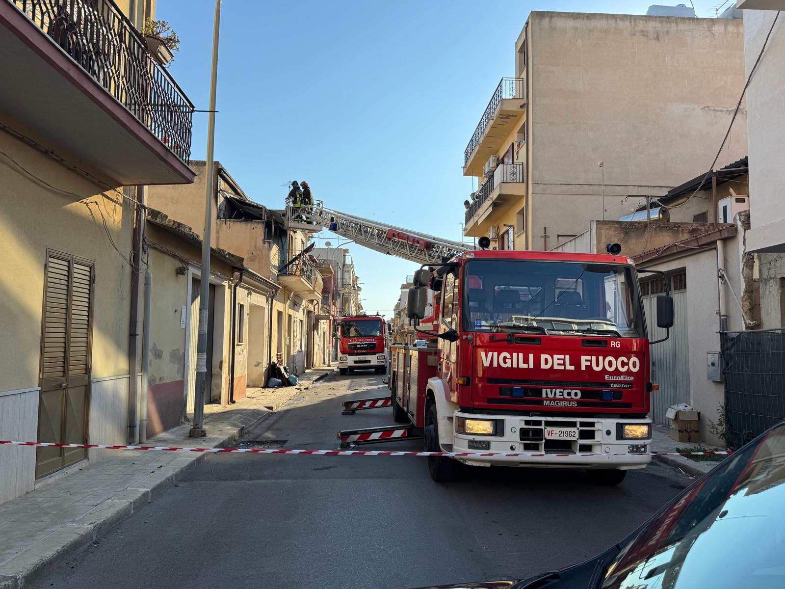 Incendio in una veranda ad Acate, intervengono i vigili del fuoco: evitato il propagarsi delle fiamme all’abitazione
