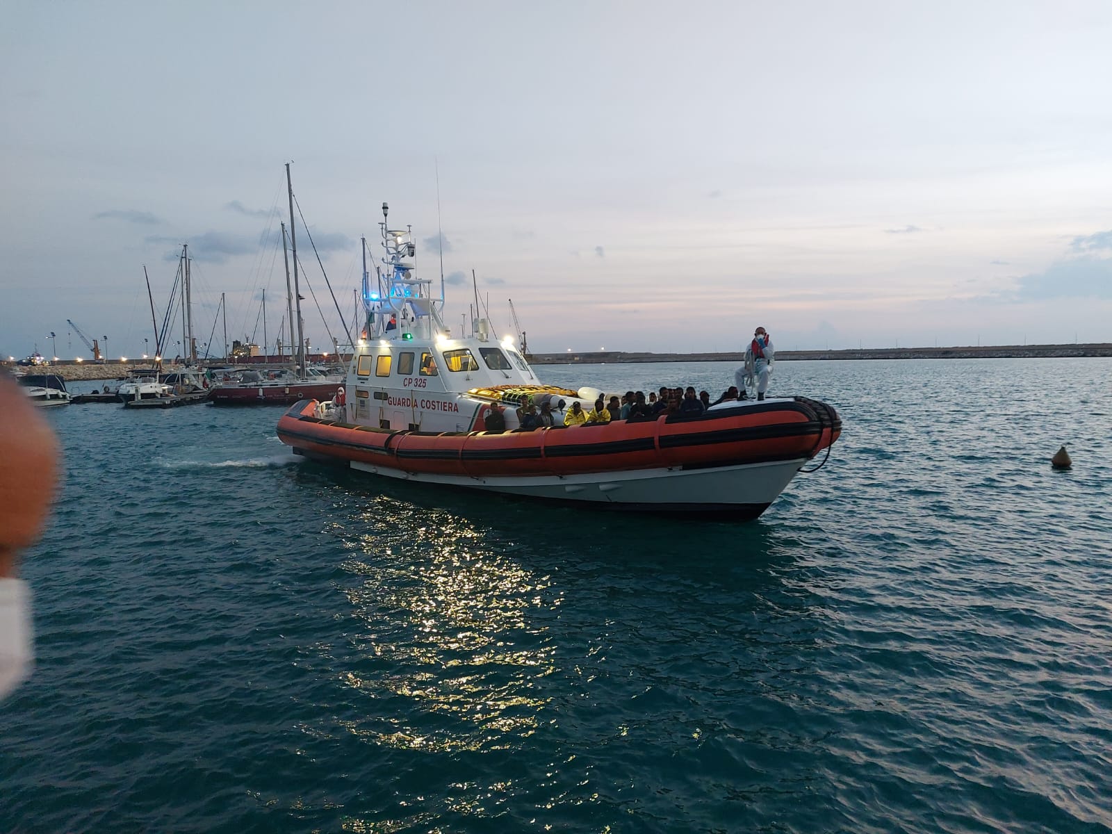 Due minori tra i quarantasei migranti salvati stanotte dalla Guardia costiera di Pozzallo