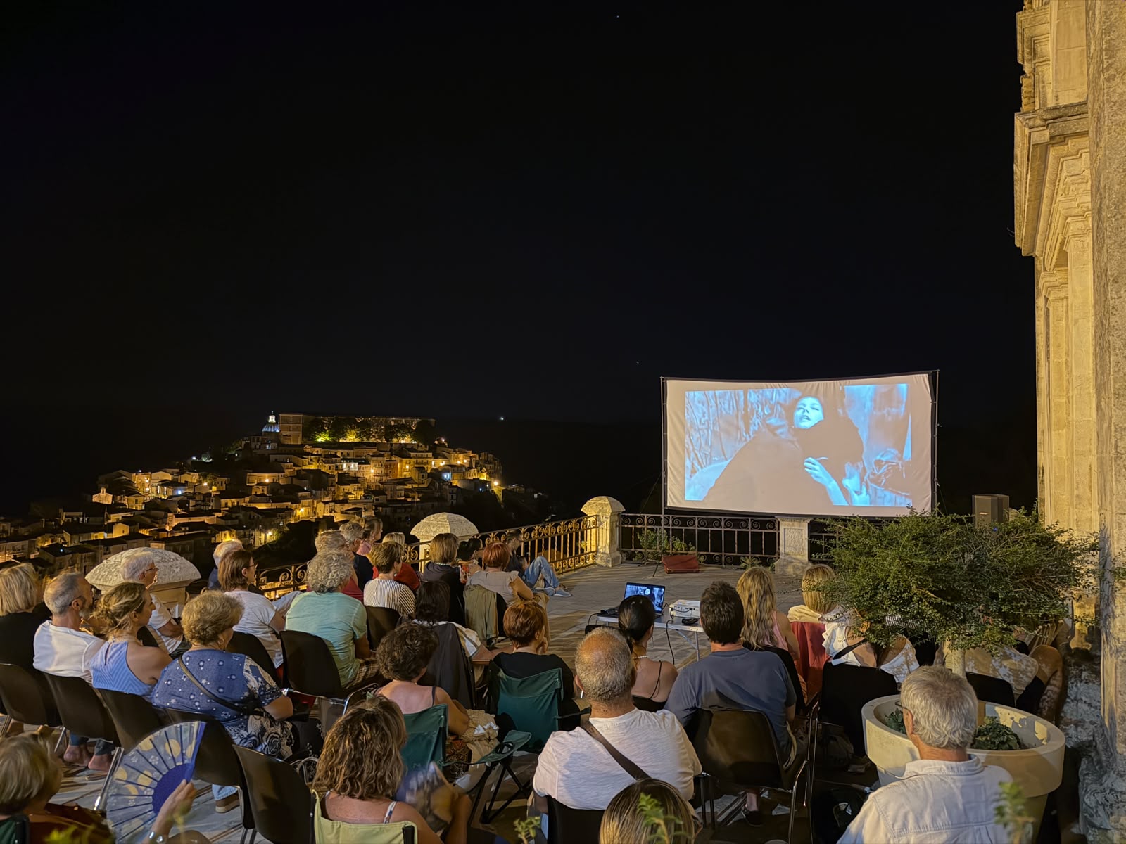 Cinema sotto le stelle, Ragusa trasforma i suoi luoghi più belli in una sala all’aperto: magia sul sagrato di Santa Maria delle Scale