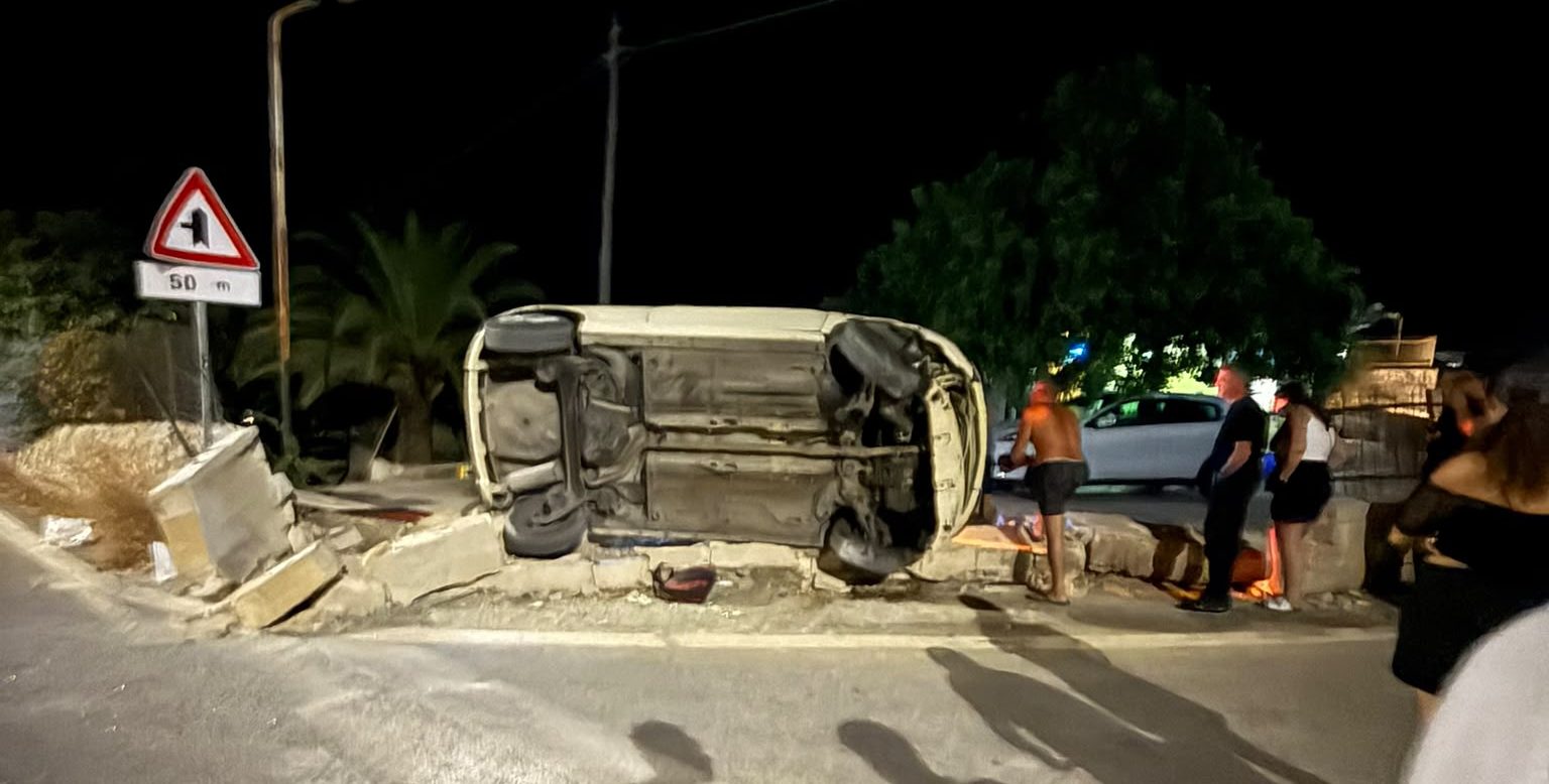 Perde il controllo dell’auto e si schianta contro un muro sulla Scicli-Sampieri: giovane di Modica ricoverato