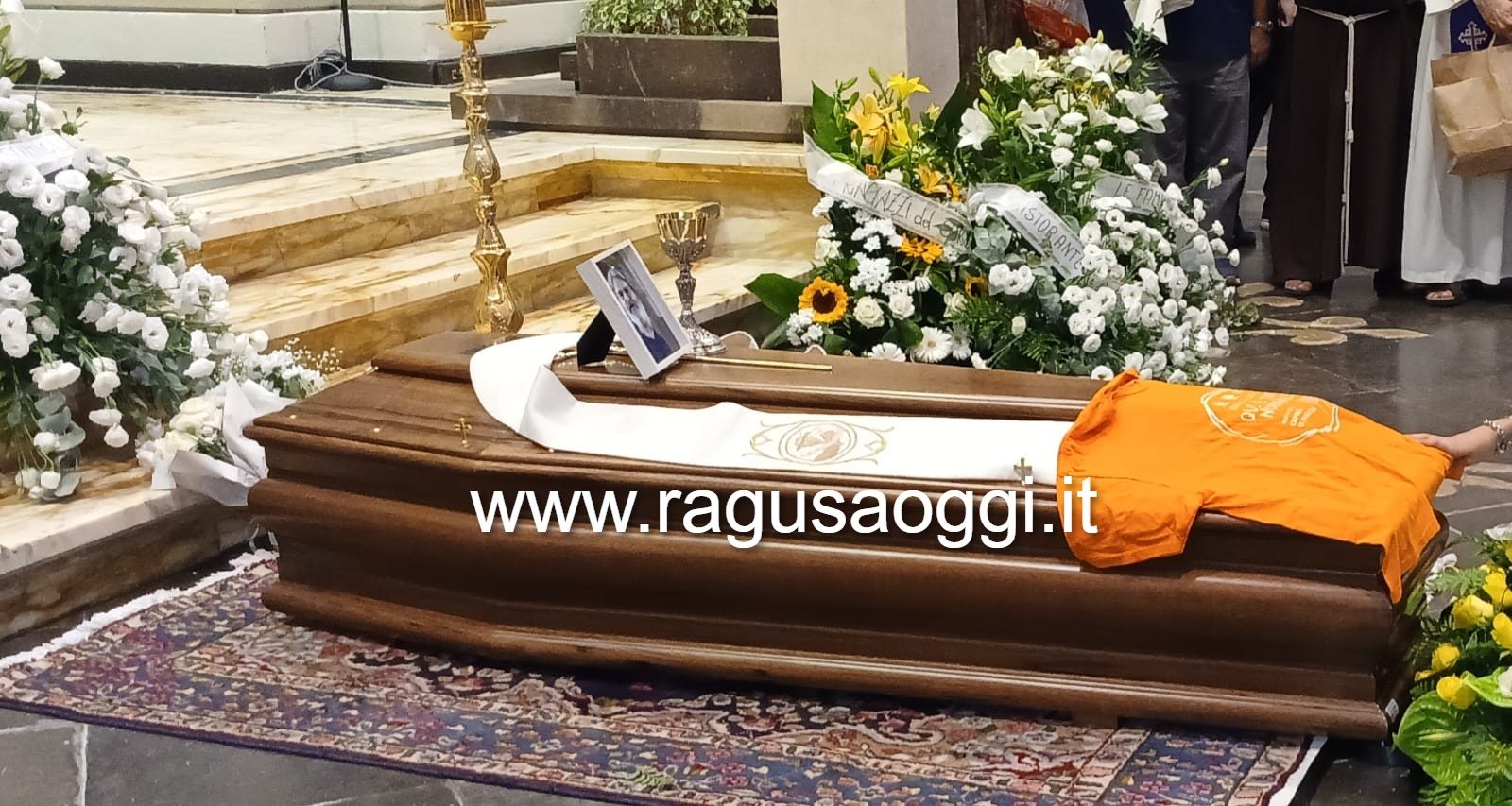 L’ultimo saluto a fra Giuseppe Pecorella: cattedrale gremita per i funerali del parroco della Sacra Famiglia