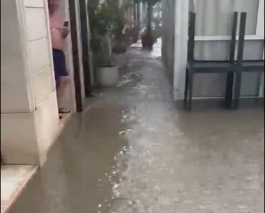 Acqua e fango in piazza Cavour a Scoglitti. Il temporale mette in crisi i ristoratori