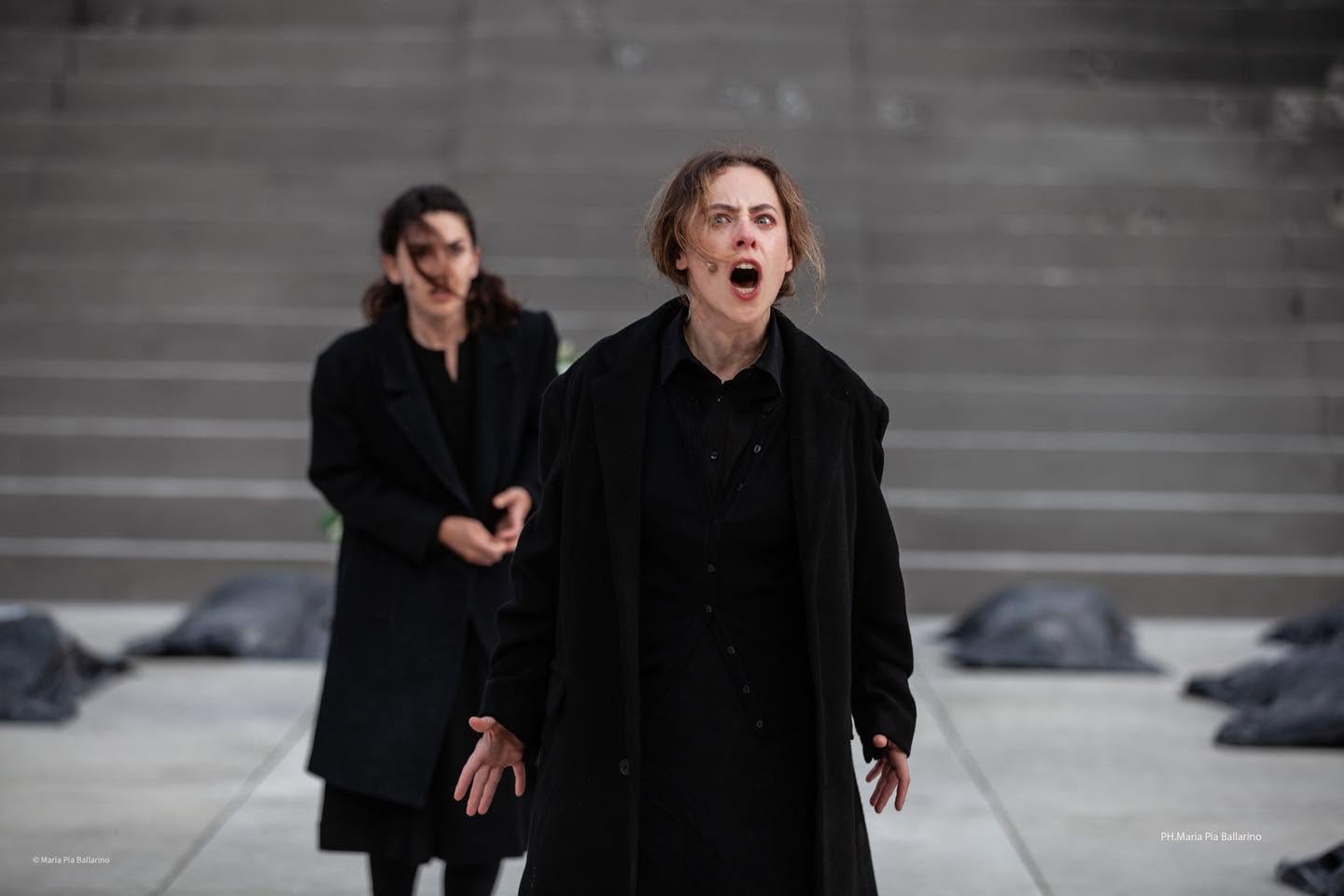 Antigone ed undici ragazzi che emozionano il palco e la platea. A Scicli il teatro è vita