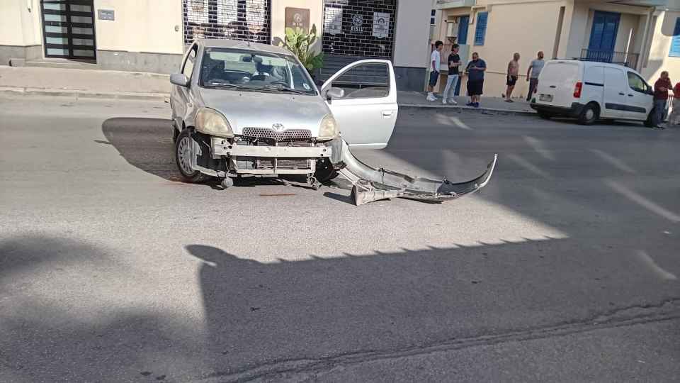 Scontro auto motorino. Ferito un ventenne a Scicli. Al vaglio le condizioni di una donna