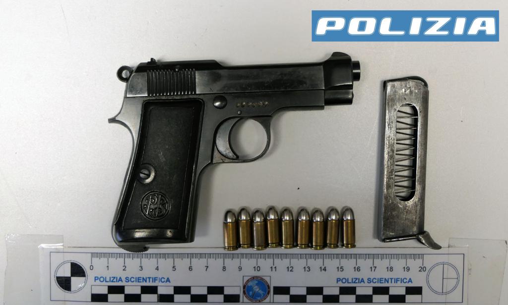 Pistola clandestina nascosta addosso: arrestato 29enne a Comiso