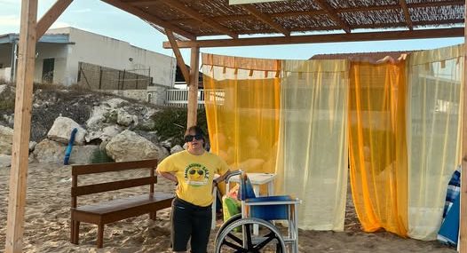 Colpito il cuore della solidarietà: vandali devastano il gazebo della Smile sulla spiaggia