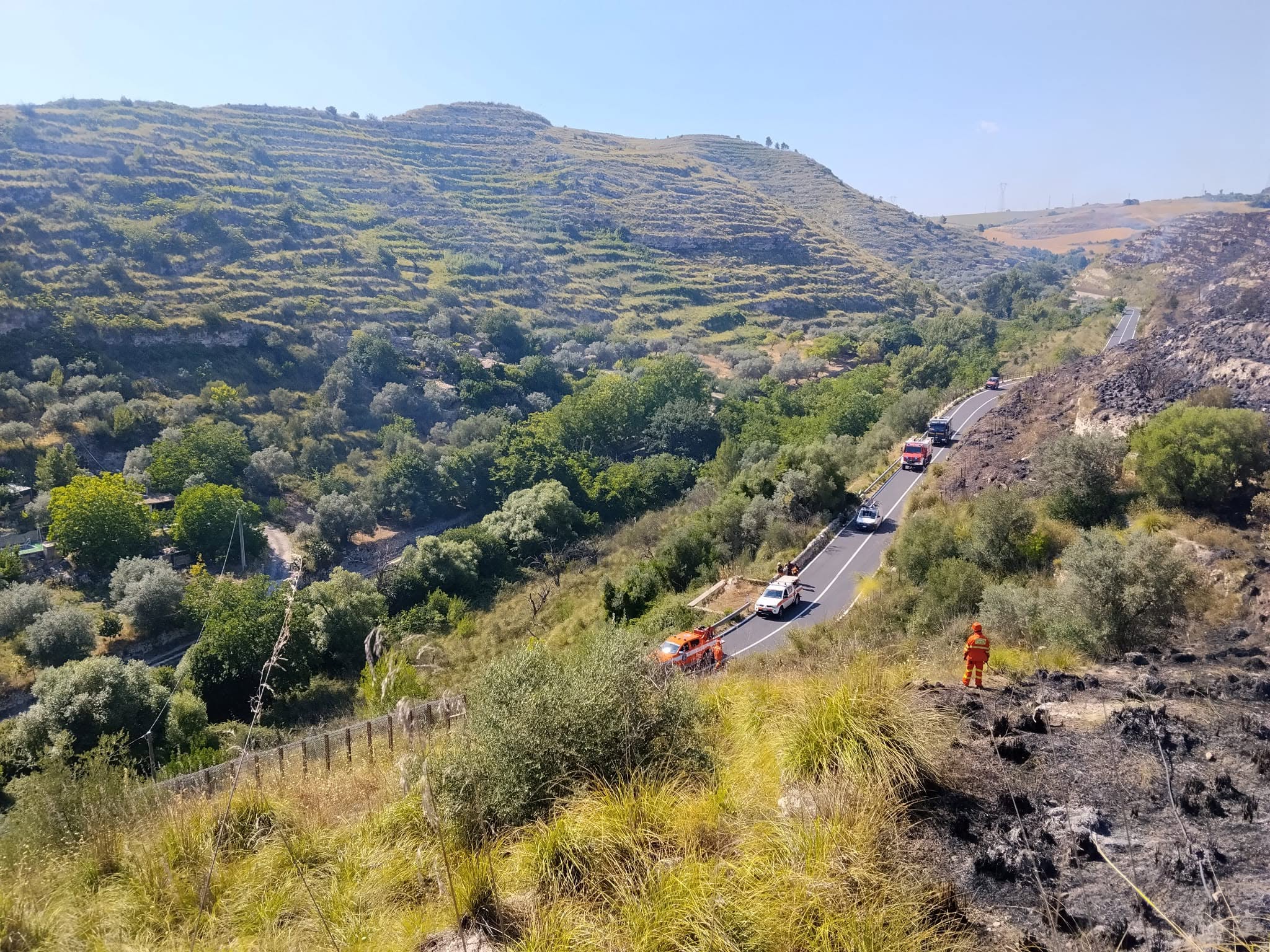 Incendio nelle campagne di Giarratana: oltre sei ore di intervento tra fiamme, vento e terreno impervio