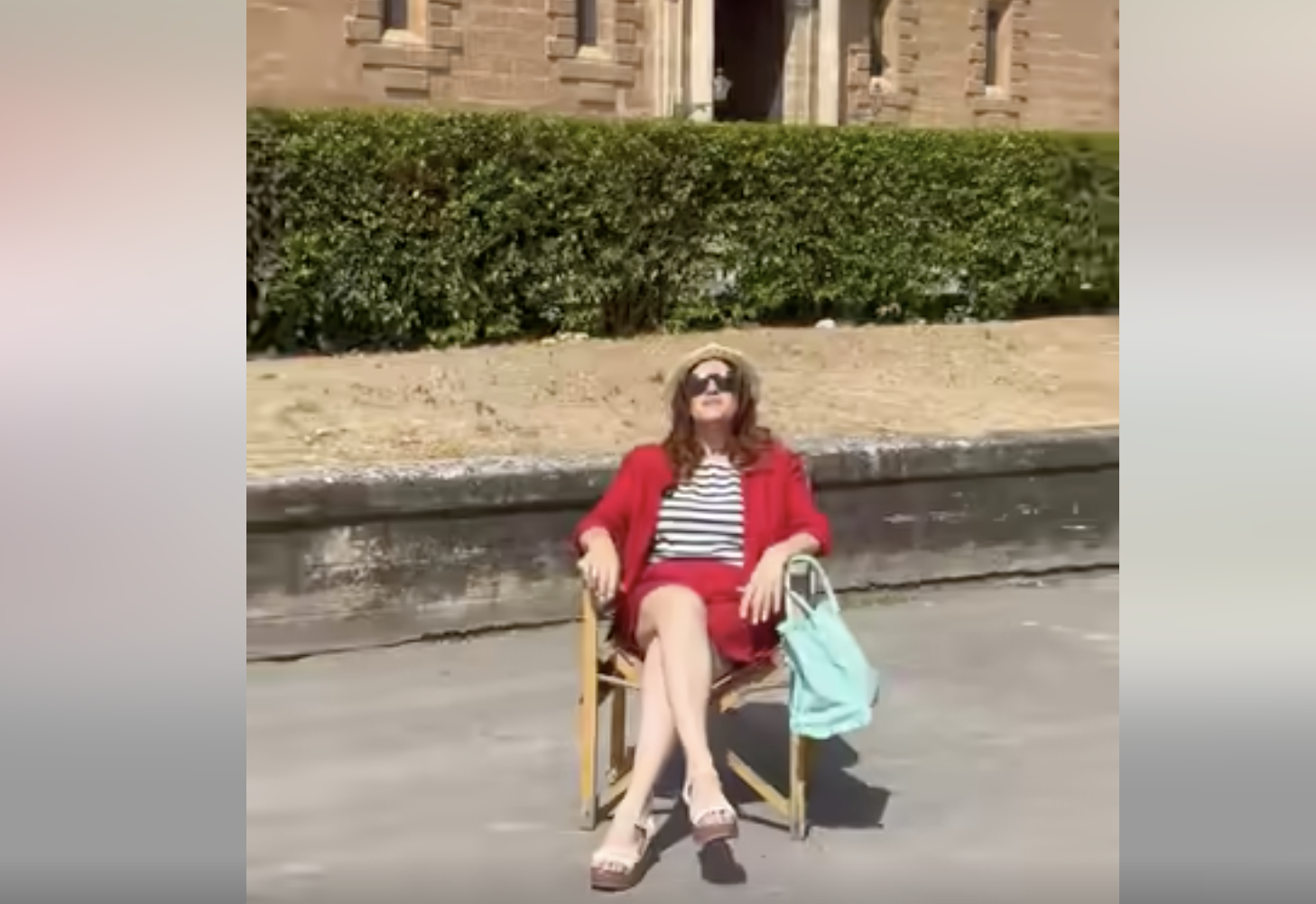 L’on. Stefania Campo prende il sole davanti la sede dell’Assemblea Regionale Siciliana. Per protesta