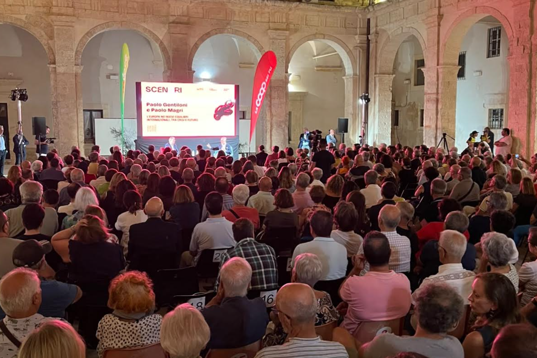 L’eleganza di Csaba, la politica europea di Gentiloni e la simpatia di Enzo Iacchetti. A Scenari Modica