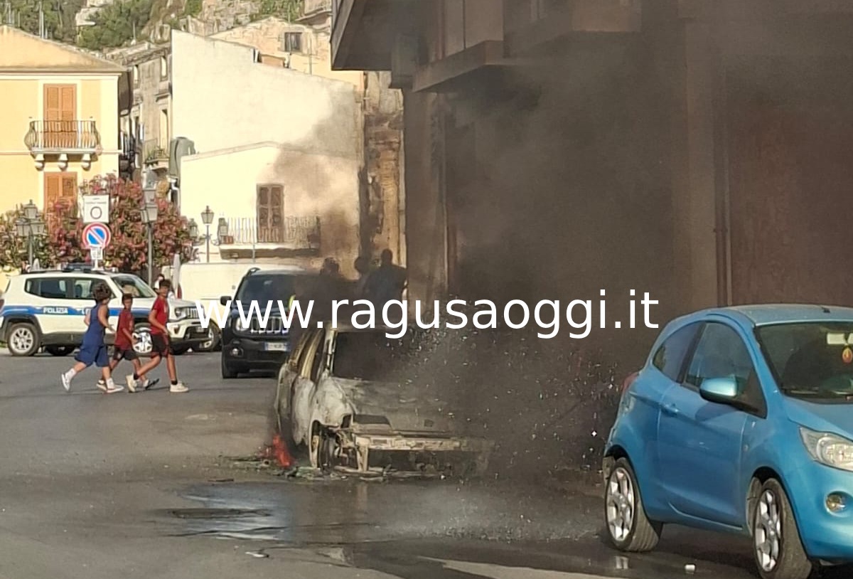 Incendio a Scicli: a fuoco un’auto, fiamme lambiscono un’abitazione