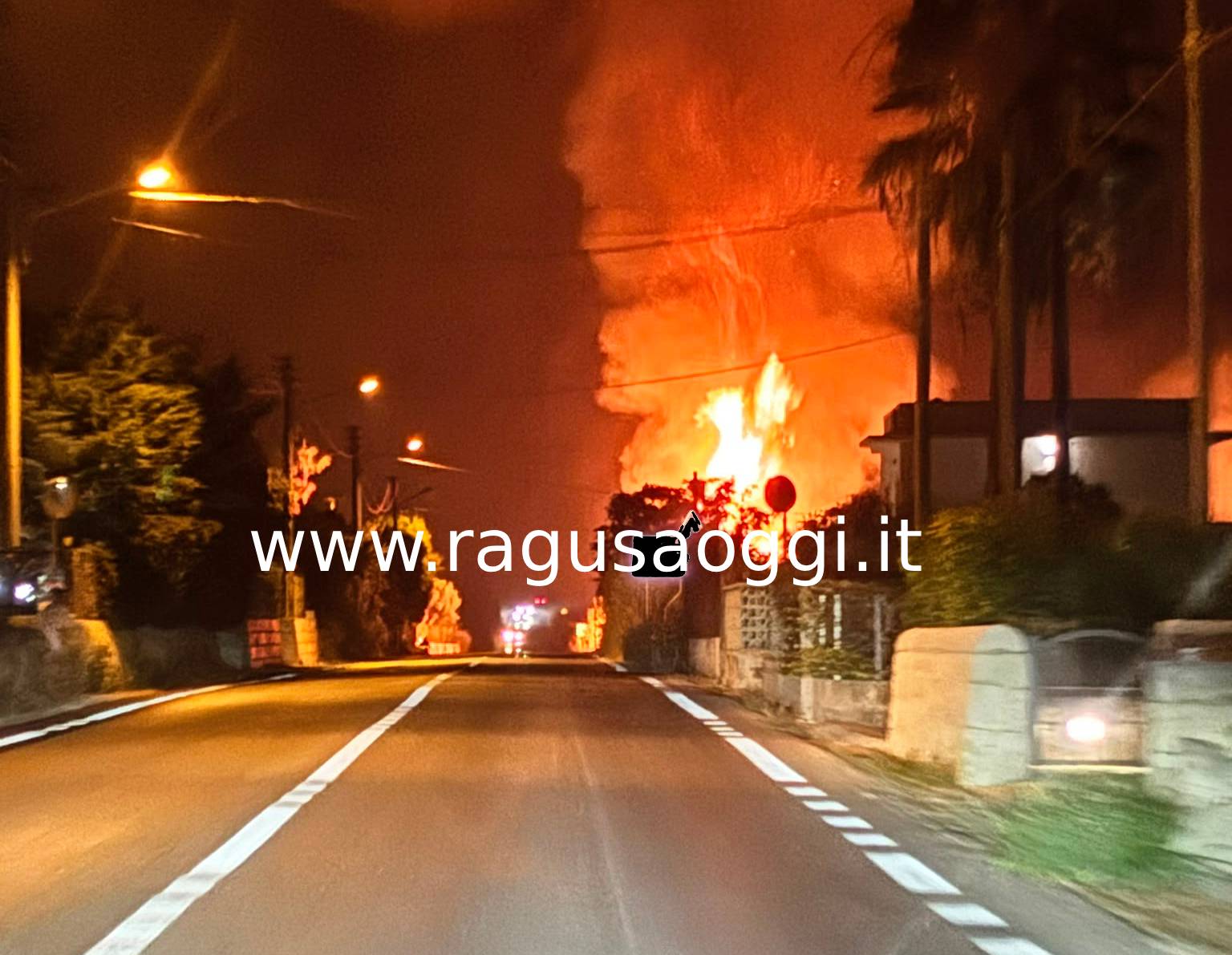 Fiamme alte sulla litoranea Cava d’Aliga Sampieri: pericolo anche per le abitazioni