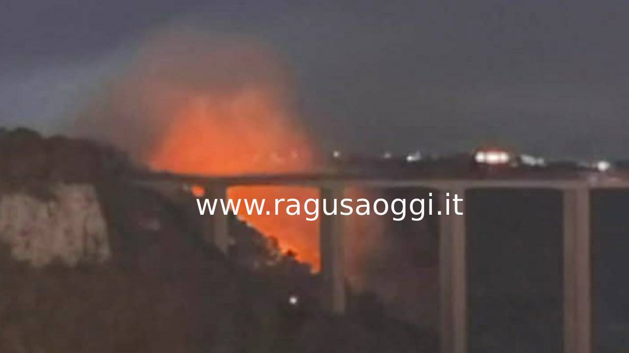 Vasto incendio sulla collina di Monserrato a Modica: due fronti attivi, interventi sospesi per la notte