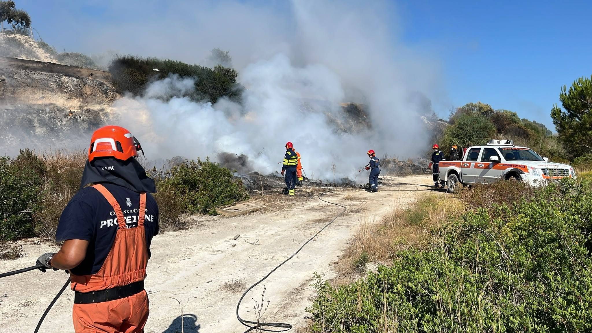 Incendio in c.da Resinè: in fiamme anche rifiuti plastici, prezioso il lavoro della Protezione civile