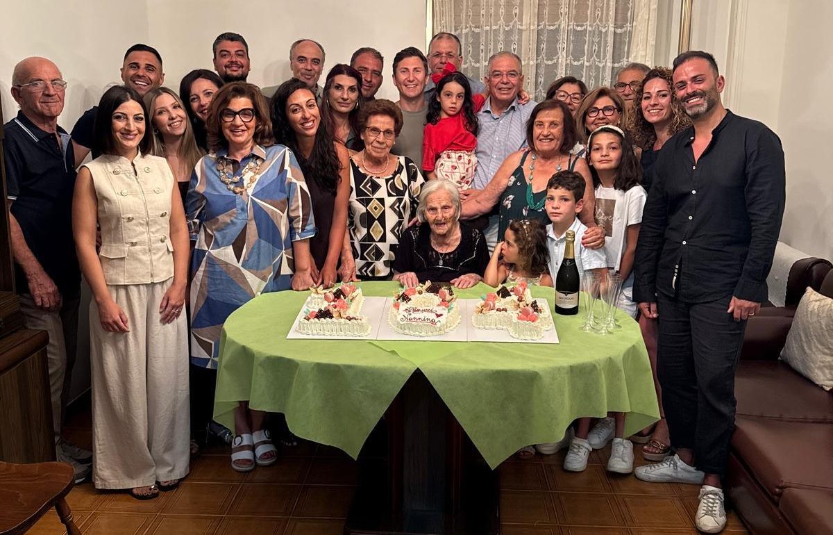 Modica in festa per i 104 anni di nonna Carmela Mugnieco: un secolo di vita celebrato dall’affetto della famiglia