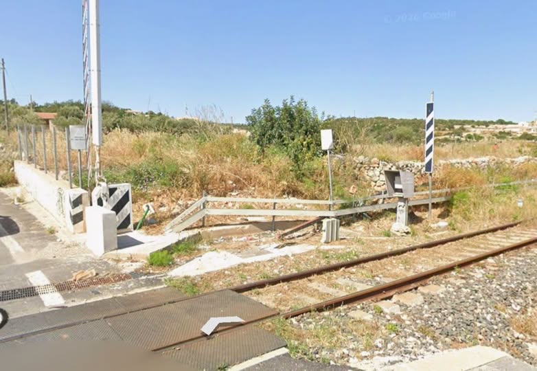 Segnaletica inadeguata: passaggio a livello a rischio sulla provinciale Scicli-Sampieri