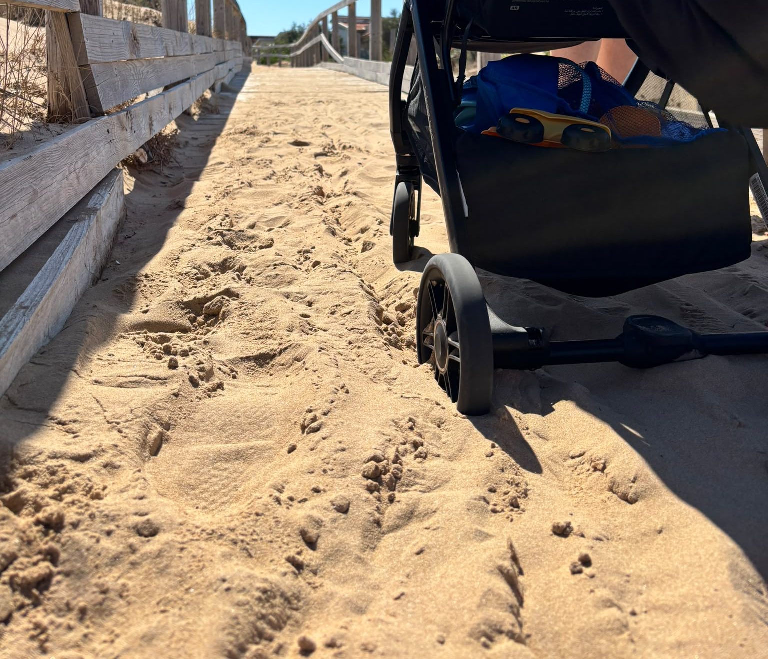 “Così è impossibile passare con passeggini e carrozzine”: cartoline da Marina di Modica