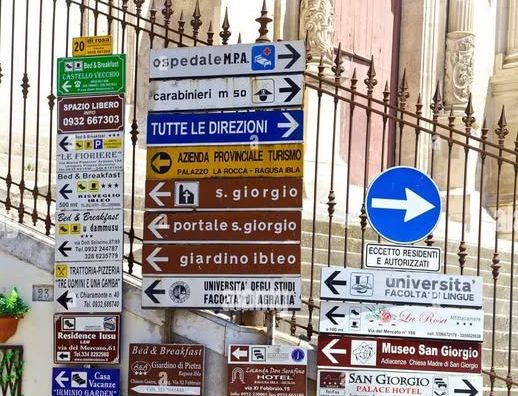 Stop alla giungla dei cartelli tra il Barocco di Ibla: arrivano i nuovi totem per orientare i turisti