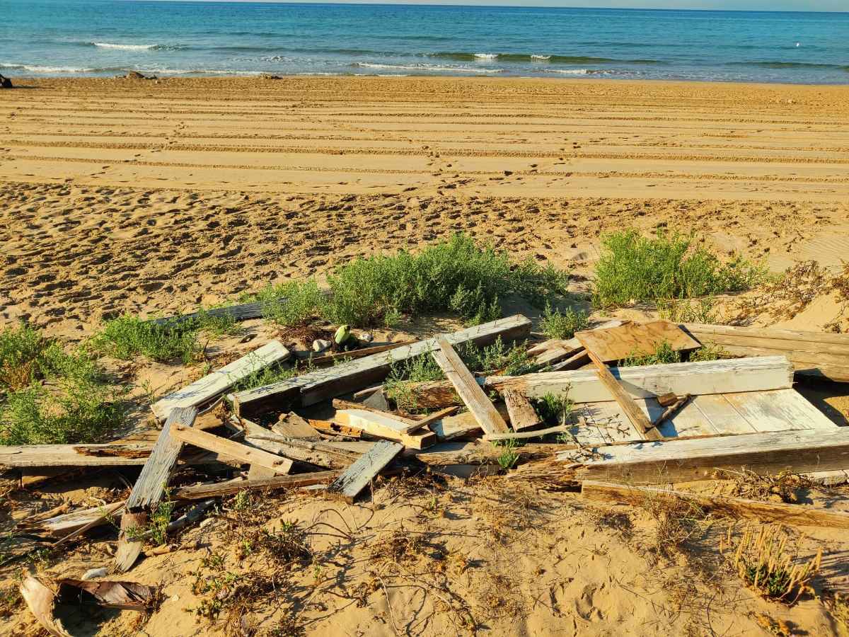 In spiaggia sotto il sole cocente. Resti pericolosi non ancora rimossi a Sampieri