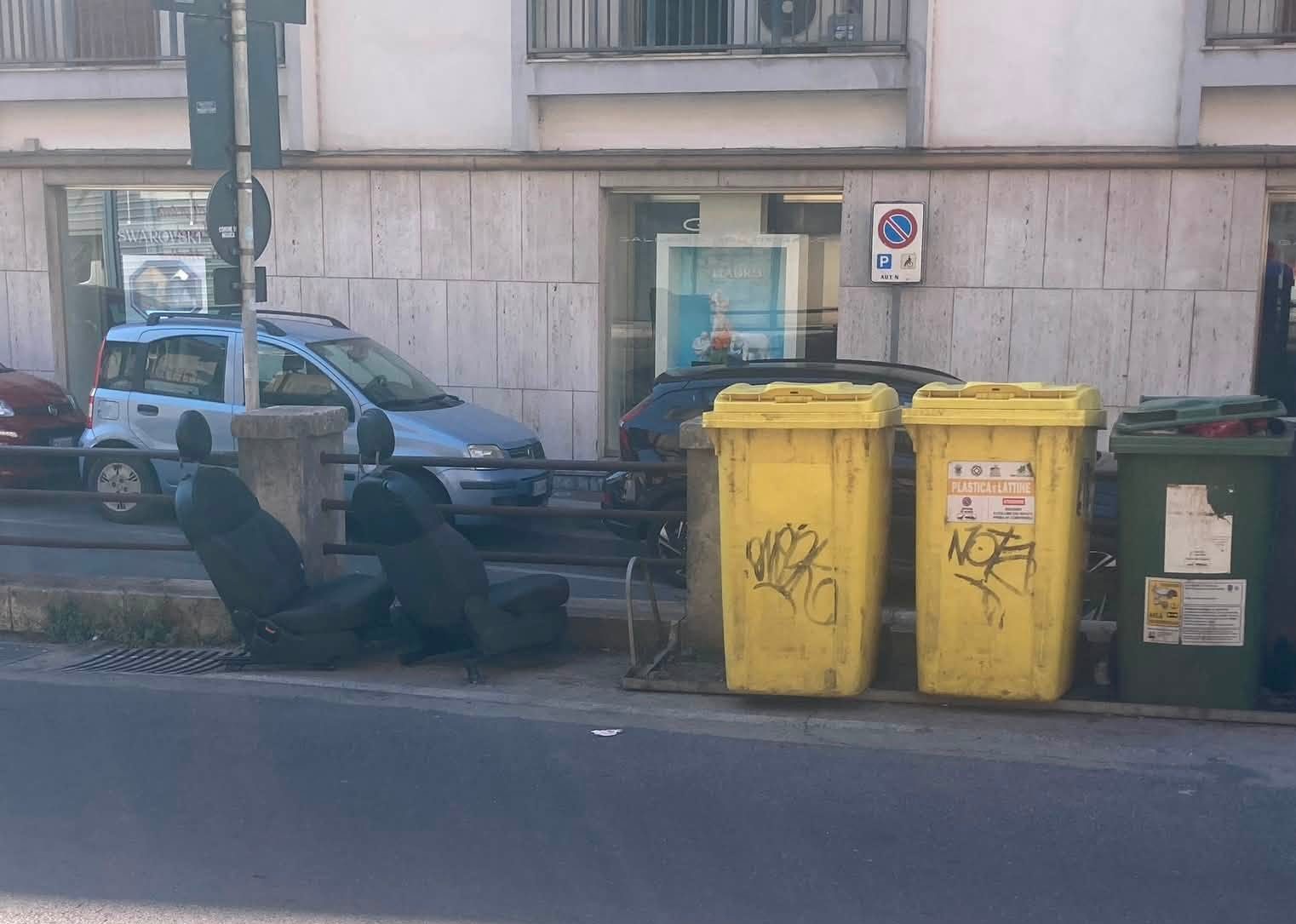 Sedili d’auto tra i cassonetti in pieno centro. A Modica gli sporcaccioni non hanno più limiti
