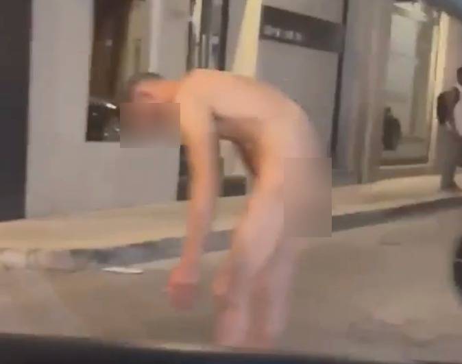 Un uomo nudo per le strade di Vittoria: intercettato dalla Polizia e condotto in commissariato