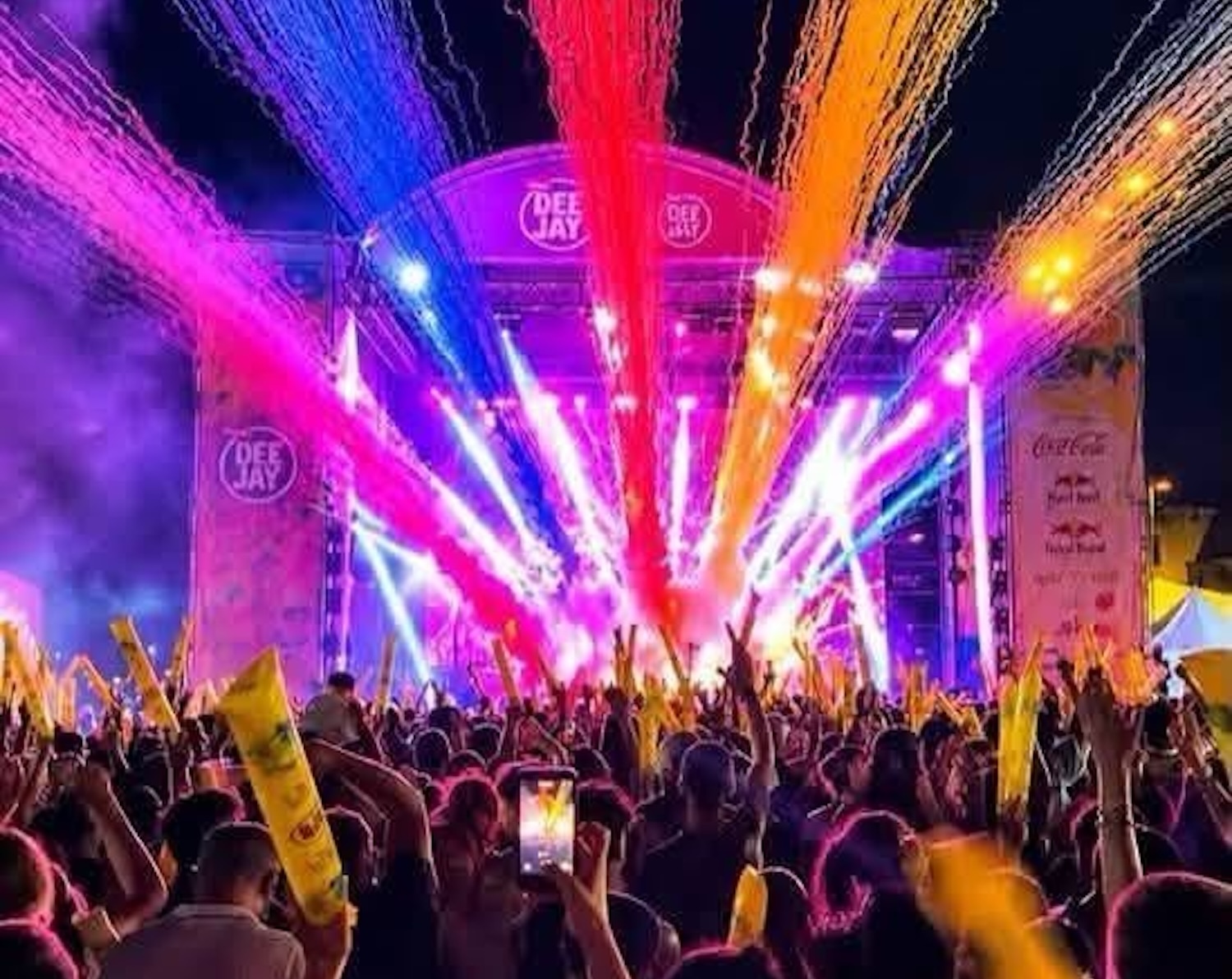 Marina di Ragusa, notte da “Riccione del Sud”: il Vertical Tour fa il pieno con Prezioso. Per il gran finale arriva Rudy Zerbi. FOTO GALLERY