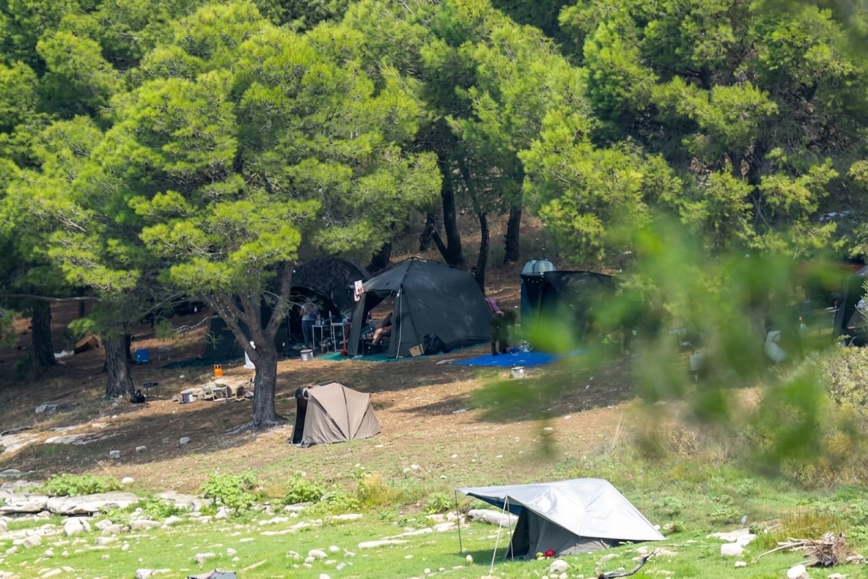 Santa Rosalia senza regole: fuochi, rifiuti e campeggi abusivi fanno scattare l’allarme